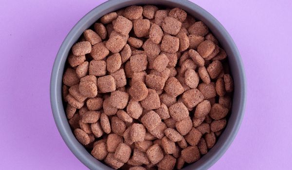 Purina Pro Plan All Sizes Adult Light/Sterilised (kuře) – detail granulí